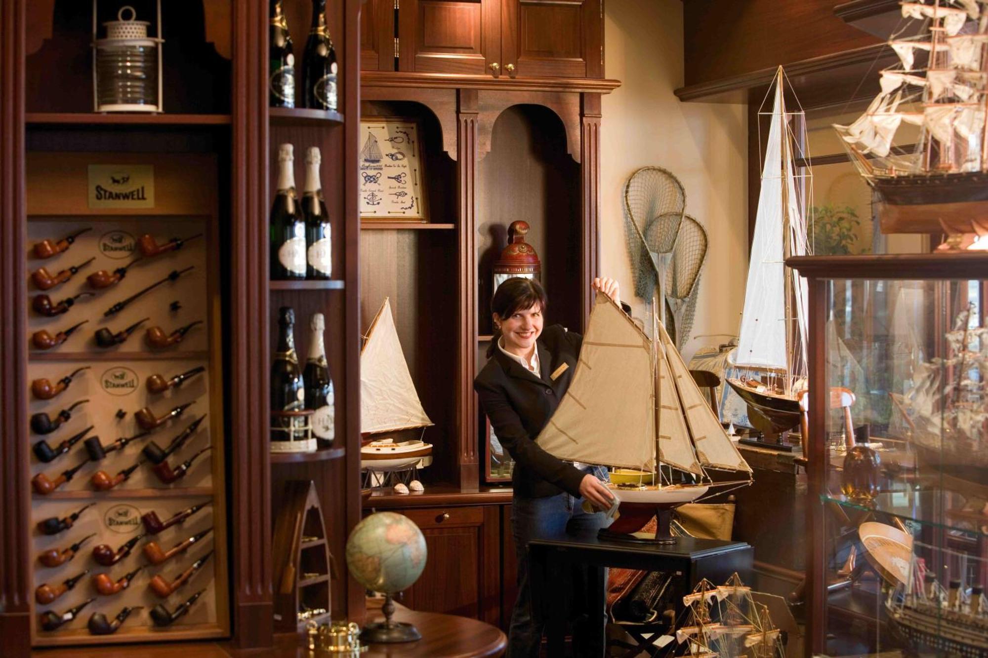 Yachthafenresidenz Hohe Duene Hotel รอสต็อค ภายนอก รูปภาพ A model ship in a shop in Saint Petersburg, Russia