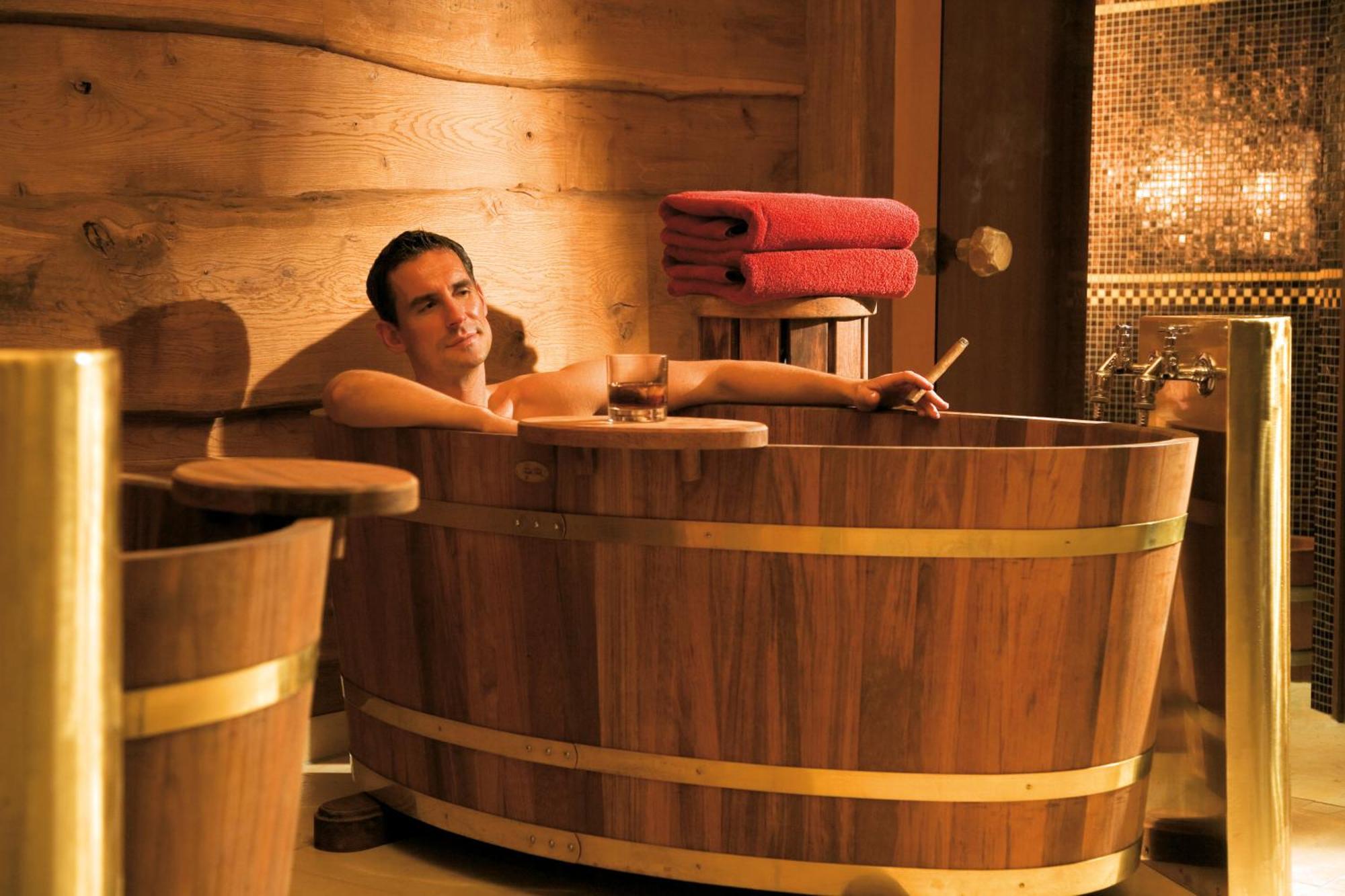 Yachthafenresidenz Hohe Duene Hotel รอสต็อค ภายนอก รูปภาพ A man in a barrel sauna