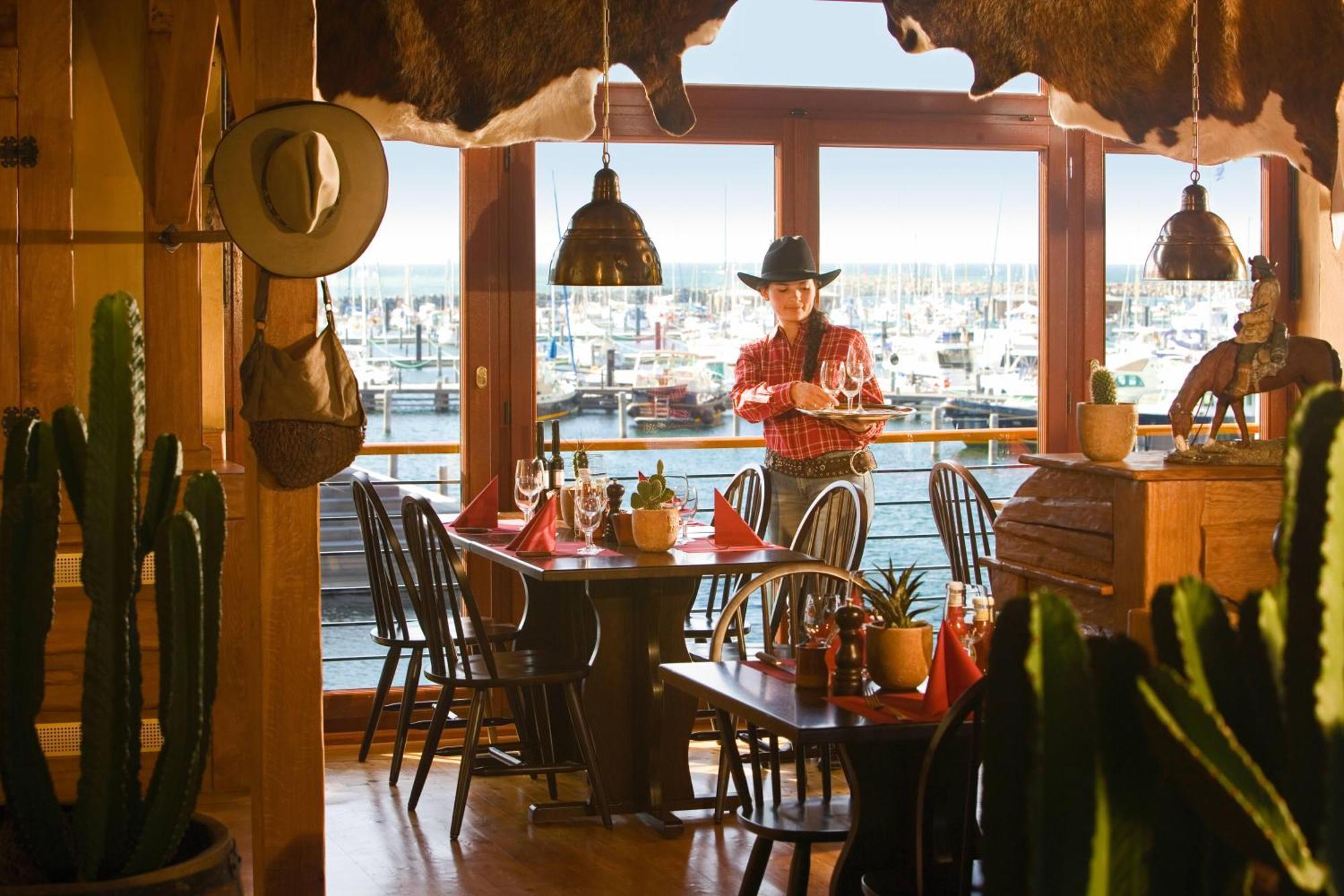Yachthafenresidenz Hohe Duene Hotel รอสต็อค ภายนอก รูปภาพ Interior of a Longhorn Steakhouse