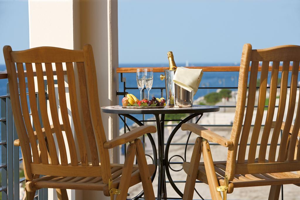 Yachthafenresidenz Hohe Duene Hotel รอสต็อค ห้อง รูปภาพ A balcony