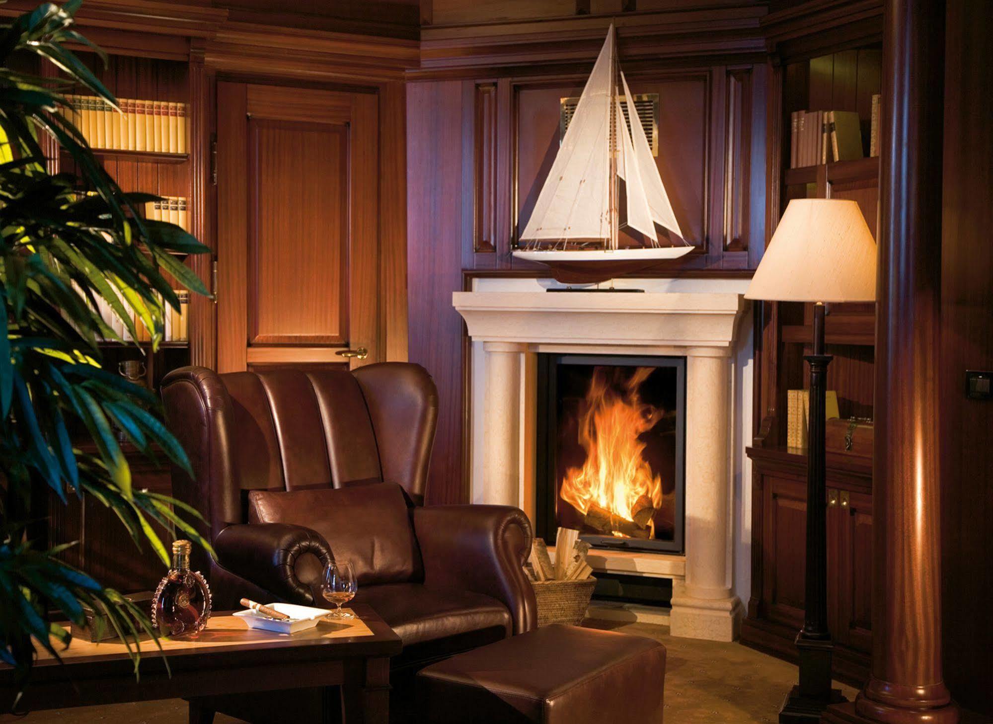 Yachthafenresidenz Hohe Duene Hotel รอสต็อค ภายนอก รูปภาพ A fireplace in a home