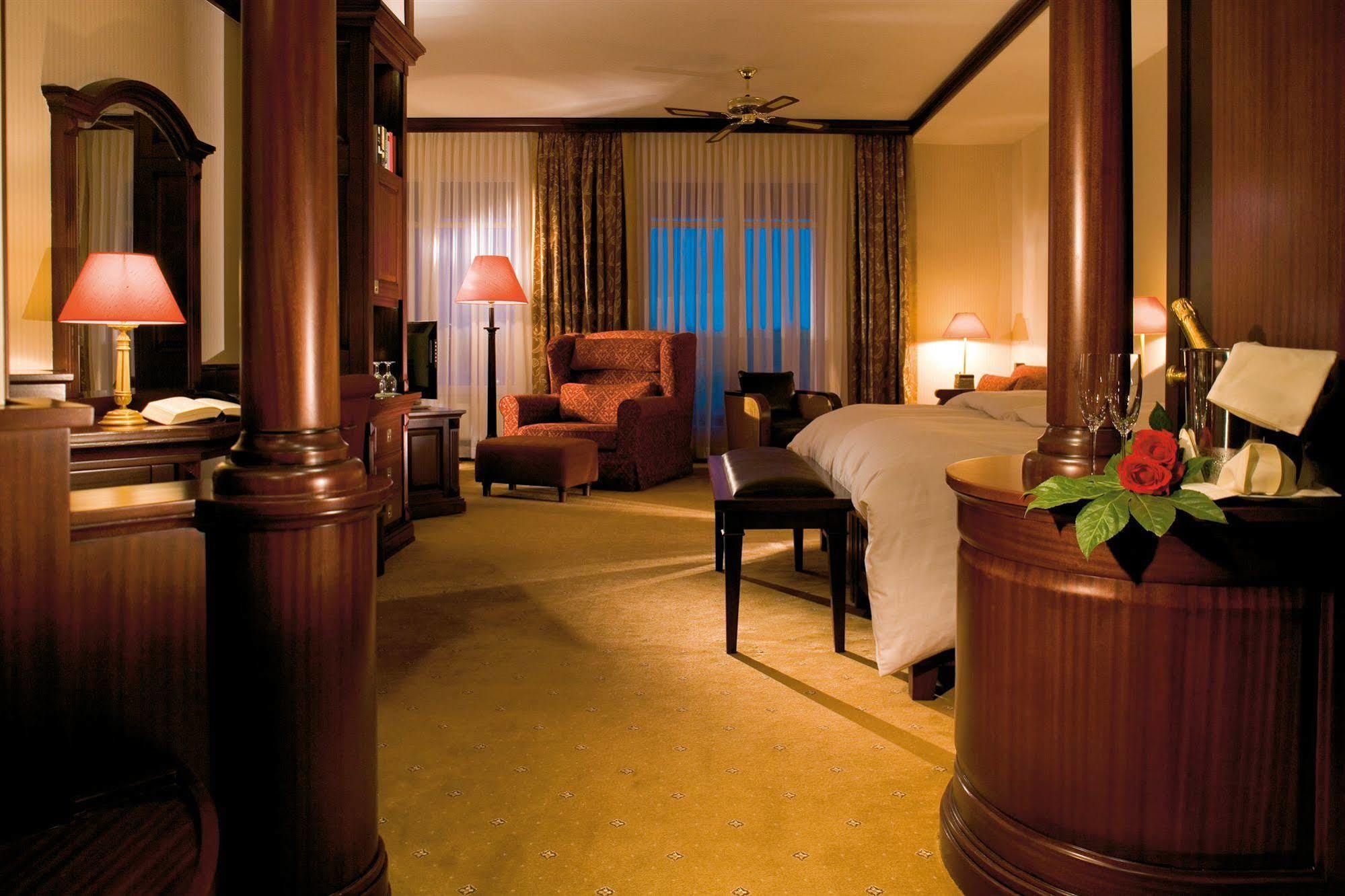 Yachthafenresidenz Hohe Duene Hotel รอสต็อค ภายนอก รูปภาพ A suite at the Grand Hotel