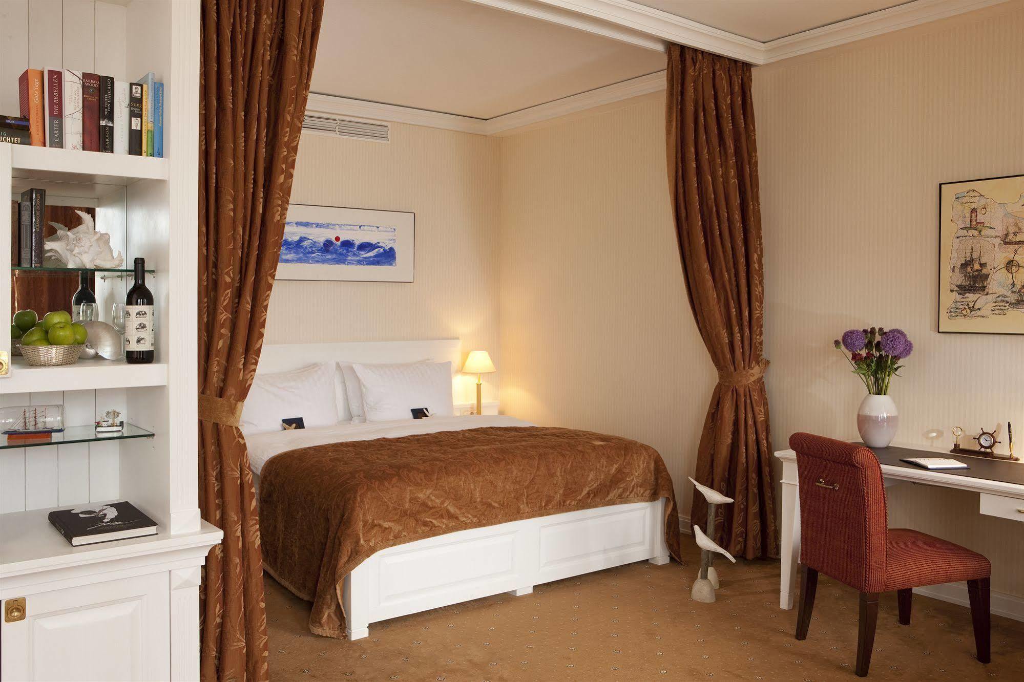 Yachthafenresidenz Hohe Duene Hotel รอสต็อค ภายนอก รูปภาพ