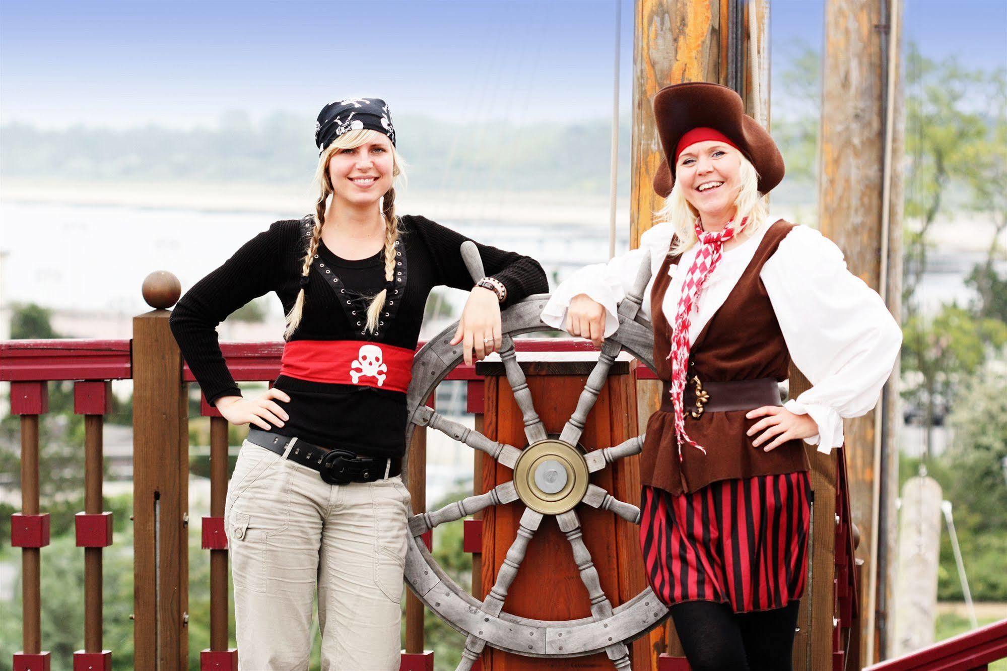 Yachthafenresidenz Hohe Duene Hotel รอสต็อค ภายนอก รูปภาพ Two pirates at the 2009 festival
