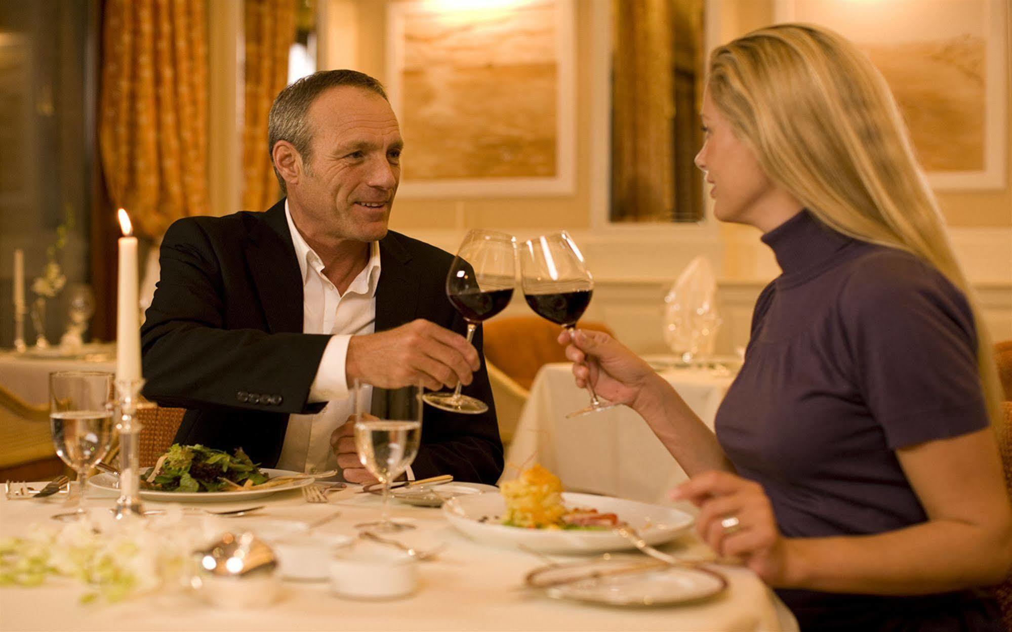 Yachthafenresidenz Hohe Duene Hotel รอสต็อค ภายนอก รูปภาพ A couple dining together