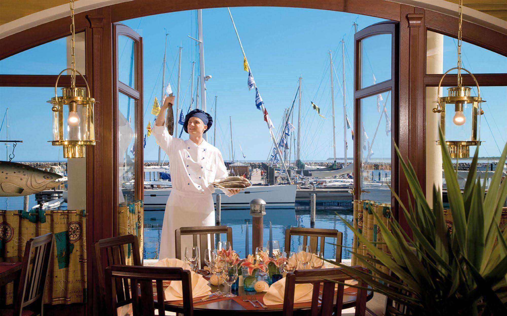 Yachthafenresidenz Hohe Duene Hotel รอสต็อค ภายนอก รูปภาพ The Harbor View Bar and Grill