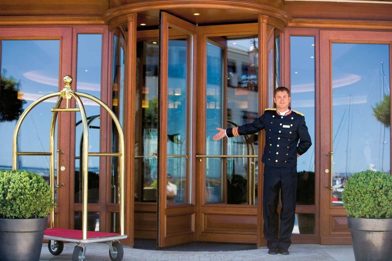 Yachthafenresidenz Hohe Duene Hotel รอสต็อค ภายนอก รูปภาพ A doorman at a hotel